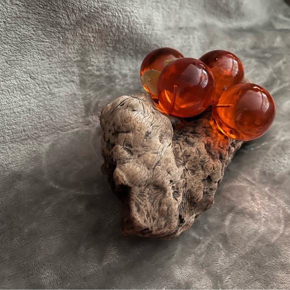 Lucite Acrylic Grape Cluster Orange Amber On Drift Wood Table Art Vintage Retro - Picture 8 of 9